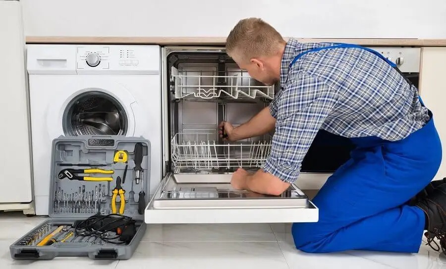 Foça Smeg servisi teknisyen ekibi beyaz eşya tamiri yaparken